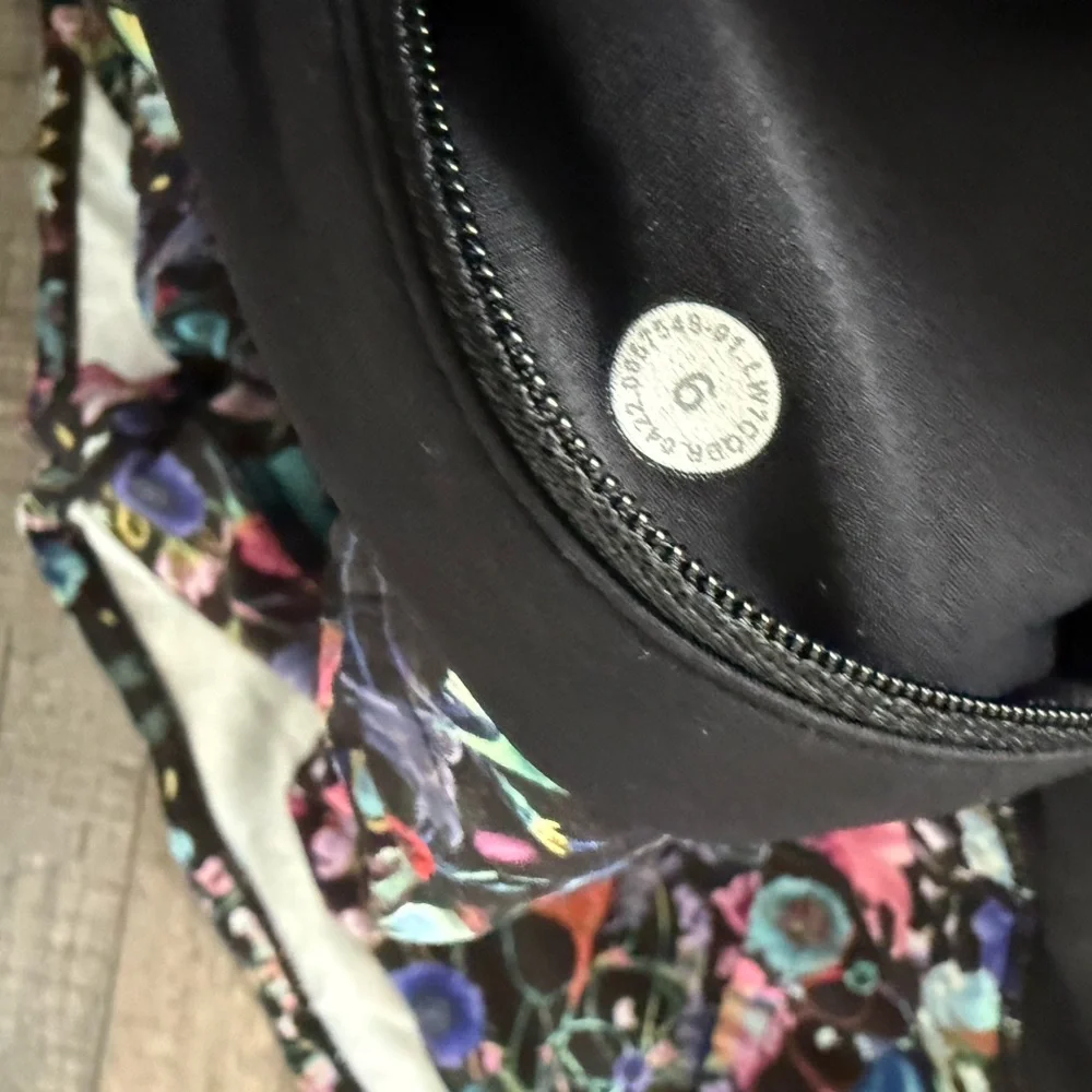 Like New Lululemon Floral Speed Shorts Size 6 - Picture 4 of 5